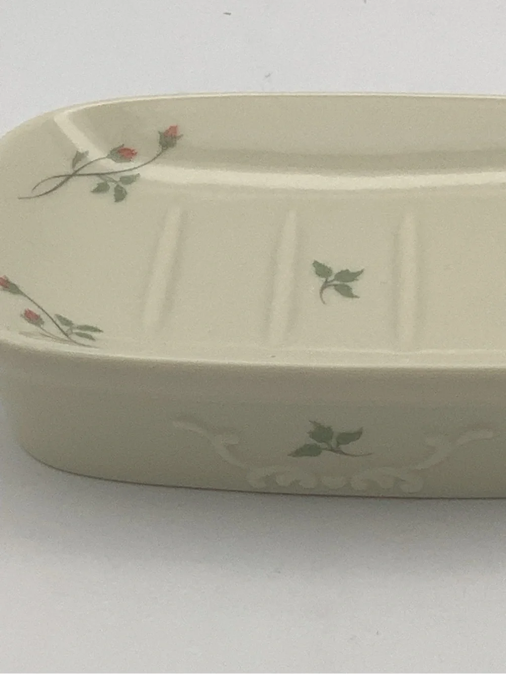 Lenox Cream Rose Manor Soap Dish with Pink Rosebuds